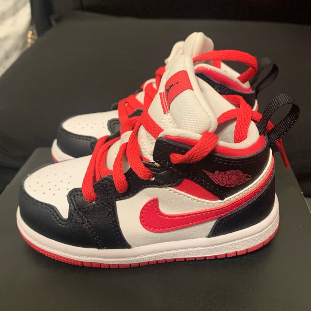 Jordan 1 White Very-Berry Mids